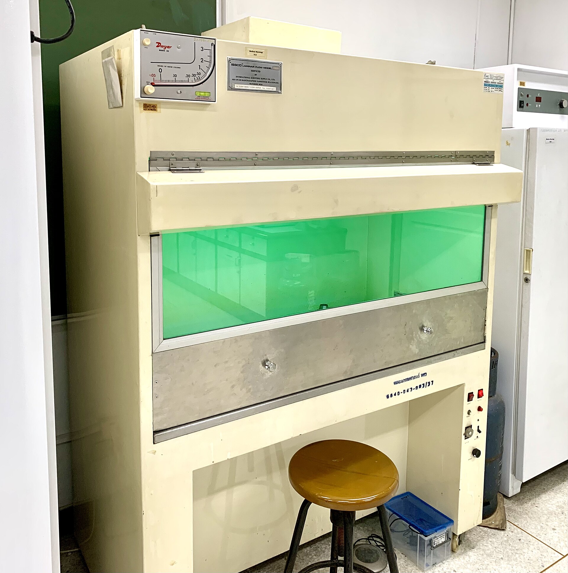 Laboratory bench